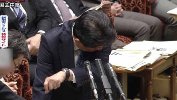安倍参议院发言,9秒内咳嗽3下,日本网友:快戴上口罩!